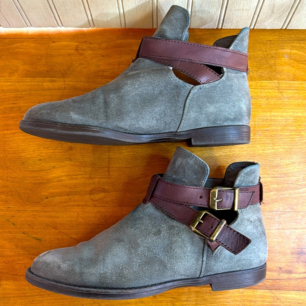 Bella Vita Suede Leather Raine Ankle Boots, Buckle Straps, EUC, 6.5 W, Gray